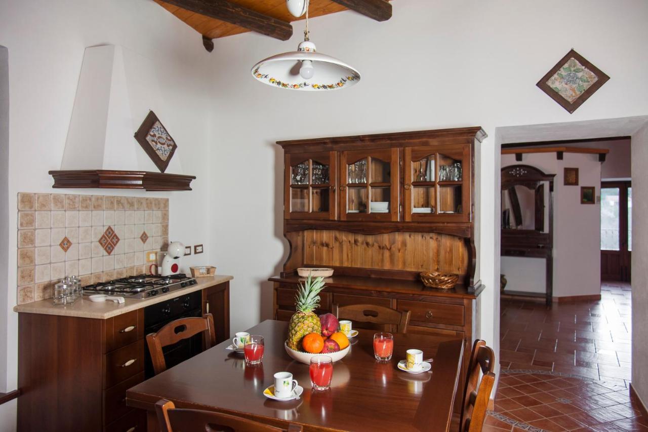 Mirose'S Holiday Home Кастельбуоно Экстерьер фото